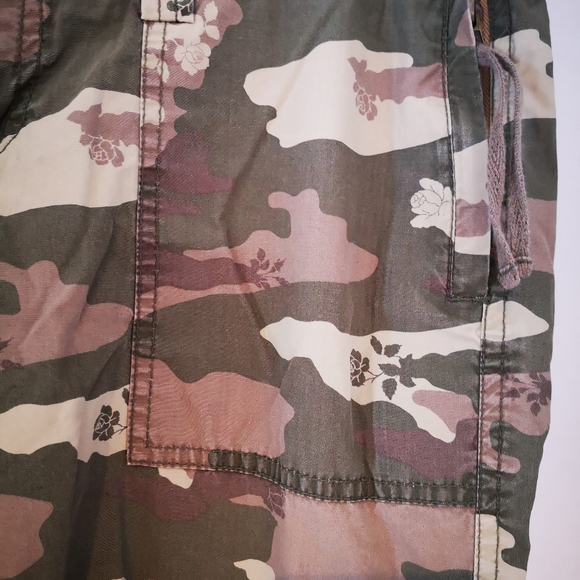 Talula Blossom Flower Cargo Capris 6 - Picture 2 of 6